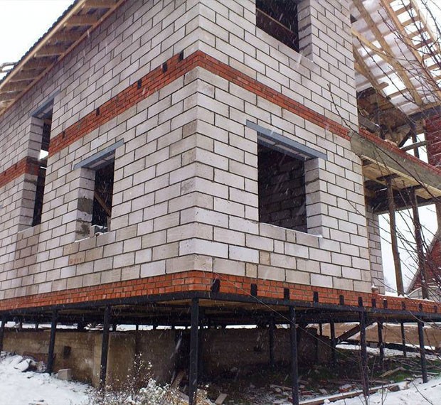 Монтаж свайно-винтового фундамента под дом из пеноблока в Подольске